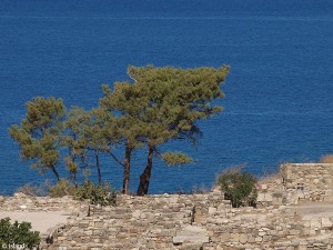 De blauwe zee bij Rhodos