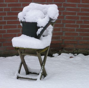 stoel met sneeuw