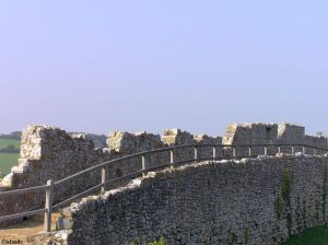 Die Festungsmauer von Carisbrooke Castle