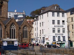 Die Kirche und der Pub