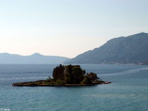 Kleine Insel mit einer Kirche