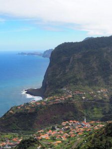 Blick auf das Dorf Faial